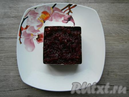 Смазать этот слой майонезом и разместить далее слой очищенной и натертой на средней терке свеклы, чуть посолить.