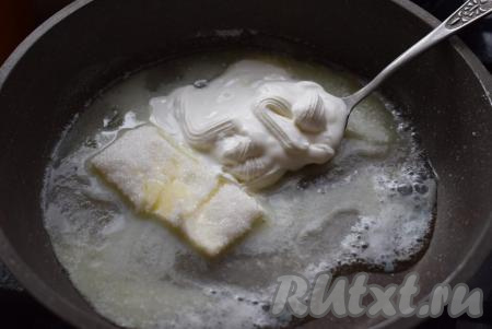 Пока печется Львовский сырник, приготовим шоколадную глазурь. Для этого растопим сливочное масло в сковороде на среднем огне. Затем добавим сахар и сметану, тщательно перемешаем.