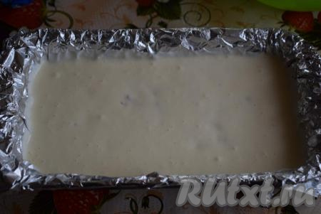 Форму для выпечки&nbsp;(размер моей формы 21х11 см) застилаем фольгой, выливаем тесто и выпекаем Львовский сырник в разогретой духовке при температуре 180 градусов, примерно, 30 минут.