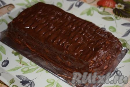 Смазываем наш Львовский сырник шоколадной глазурью и отправляем в холодильник на 5-6 часов (можно и на ночь). Сырник станет более плотным, а шоколадная глазурь хорошо схватится.