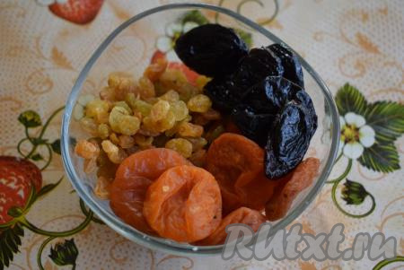 Сухофрукты промоем, зальем кипятком на 5 минут и дадим набухнуть.
