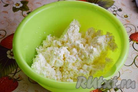 В глубокую миску выкладываем творог и слегка разминаем его вилкой.