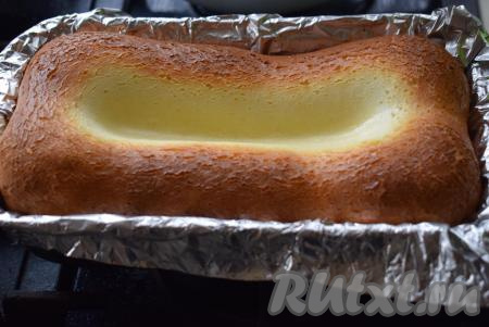 Готовый сырник вынимаем из духовки, даем немного постоять в форме ( для того чтобы он легко вышел из формы). Затем переворачиваем сырник широкой стороной к низу и даем немного остыть (примерно, 15 минут).