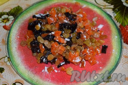 Далее сольем воду с сухофруктов, обсушим их при помощи бумажных полотенец и слегка присыпем мукой, для того чтобы сухофрукты при выпечке не погружались на дно формы. Отправляем подготовленные сухофрукты в тесто и перемешиваем его.