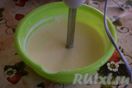 Далее при помощи вилки или погружного блендера разотрем творожную массу до однородности. Тесто получается воздушным, легким, как сметана средней густоты.