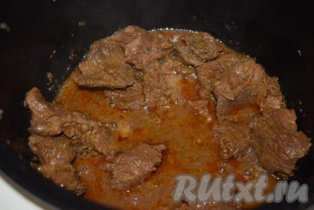 Когда лук станет прозрачным, добавляем воду к мясу, подсаливаем по вкусу. Ставим мультиварку на режим "Тушение", закрываем крышку и тушим говядину 1,5 часа. К готовому мясу добавляем чеснок, пропущенный через пресс, перемешиваем.