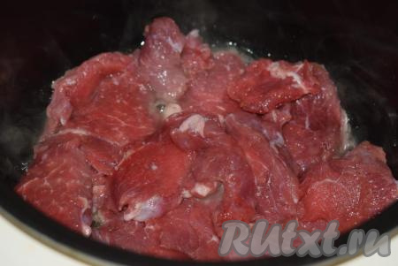 Мультиварку ставим на режим "Жарка", выбрав вид продукта "Мясо", включаем и ждем начала обратного отсчета. Затем добавляем в чашу мультиварки растительное и сливочное масло, разогреваем и выкладываем кусочки нарезанной говядины.&nbsp;