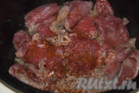 Солим, перчим мясо, кладем специи и перемешиваем.