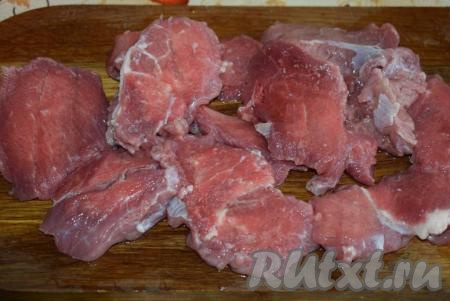 Нарезаем мякоть говядины на крупные кусочки размером, примерно, 7х10 см.