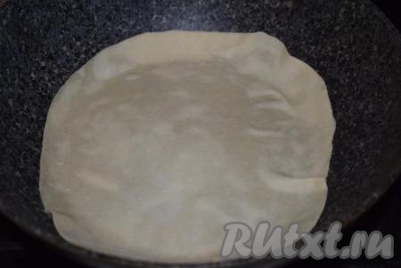 Берем сковороду диаметром 26-28 см и разогреваем ее на среднем огне. Далее кладем заготовку на сухую сковороду (без масла (!)).