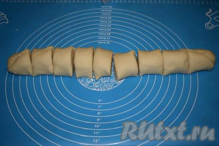 Нарезаем жгутик на 10 равных кусочков.