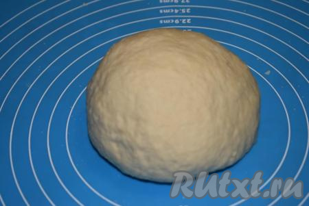 Вымешиваем тесто до гладкости и однородности. Тесто для приготовления тонкого домашнего лаваша должно получиться крутым и&nbsp;не липнущим к рукам.