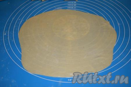 Тесто раскатываем очень тонко (до прозрачности).