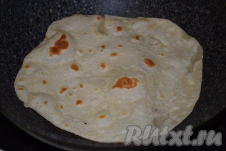 Затем переворачиваем его на другую сторону и также печем пару минут (до готовности).