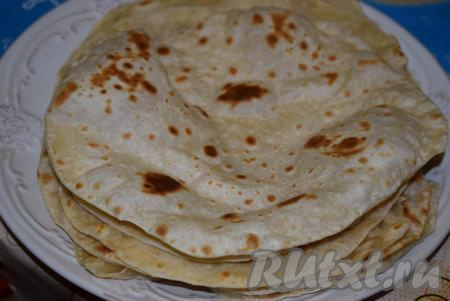 Смазанный лаваш накрываем полотенцем и приступаем к готовке следующего. Таким образом жарим все лаваши. Готовые домашние&nbsp;лавашики получаются&nbsp;вкусными, ароматными, тонкими и мягкими. Такие лаваши надо хранить в полиэтиленовом пакете, что позволит им не черстветь, не сохнуть и оставаться мягкими, а также легко сворачиваться.