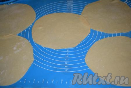Раскатываем таким образом все лепешки, друг на друга заготовки не складываем, чтобы не допустить прилипания.