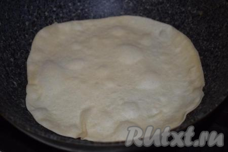 Лаваш начнет пузыриться, с верхней стороны&nbsp;печем лаваш 1-2 минуты.