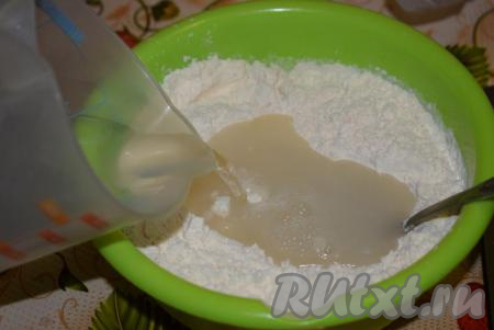 В кружку наливаем кипяток, охлаждаем в течение 1-2 минут. Затем чуть остывший кипяток (температура воды станет, примерно, 85 градусов) смешиваем с растительным маслом, выливаем в смесь муки и соли.