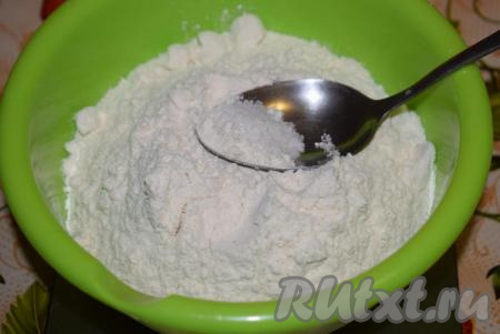 В миску просеем муку и добавим соль.