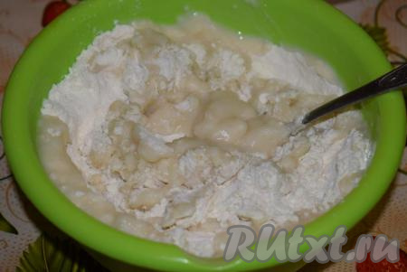 Аккуратно, ложкой, чтобы не обжечься, перемешиваем получившуюся массу, замешивая заварное тесто. Когда тесто начнет сворачиваться в ком, приступаем к замесу руками.