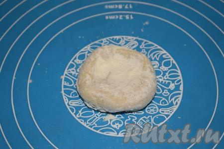 Обмакиваем каждый кусочек теста в муку и раскатываем скалкой в тонкую лепешку диаметром 23-24 см.