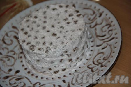Накрыть торт&nbsp;пищевой плёнкой и отправить пропитаться в холодильник на 2-4 часа. По прошествии времени достать торт, убрать бортик (бортик снимается очень легко).