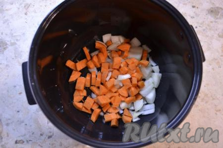 Морковь, картошку и лук очистить. Лук и морковь нарезать средними кубиками (или кусочками), выложить в чашу мультиварки, добавить растительное масло.
