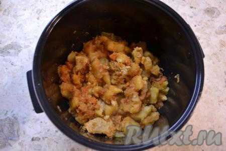 Выставить программу "Томление" на 1,5 часа, крышку мультиварки закрыть. Через 1 час загляните в мультиварку, добавьте томатную пасту, аккуратно все перемешайте&nbsp;и, если недостаточно будет жидкости, влейте немного воды (или бульона). Готовое жаркое перемешать.