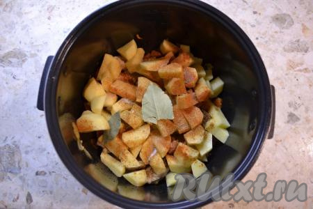 Затем добавить в чашу нарезанный довольно крупными кубиками (или кусочками) картофель, всыпать соль, специи, чесночный перец и паприку, добавить лавровый лист, перемешать.&nbsp;
