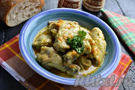 Куриные крылышки в сметане на сковороде