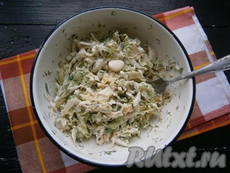 Тщательно салатик перемешать, если нужно - досолить, добавить пропущенный через пресс чеснок.