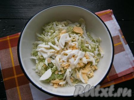 Вареные яйца очистить и нарезать длинными кусочками, добавить к капусте.