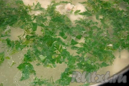 Нарезать мелко любую зелень, чеснок и положить в готовый бульон из курицы.