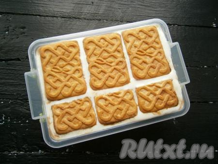 Далее снова выложить слой печенья и крем. Таким образом, чередуя печенье и творожный крем, сформировать весь торт. Верхний слой должен быть из печенья (3-4 печенюшки и 2-3 столовые ложки крема оставить для украшения тортика). У меня получилось 8 слоев.