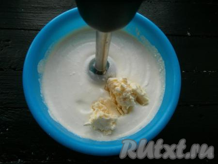 Творог со сгущенкой взбить погружным блендером, добавить сливочное масло с сахаром. Взбить крем погружным блендером до однородного состояния. Творожный крем получится не густым.