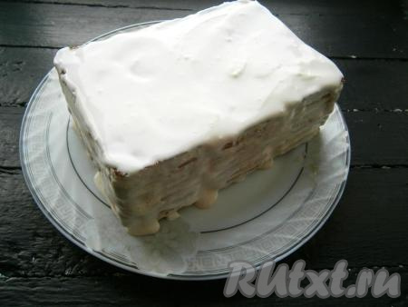 Поместить форму с тортом из печенья с творожным кремом в морозилку на 1 час, после чего аккуратно, проведя ножом по краям, торт перевернуть на блюдо. Бумагу убрать, а верх и бока смазать оставленным кремом.