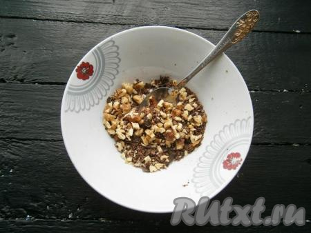 Шоколад натереть на крупной терке, добавить рубленые&nbsp;грецкие орехи, перемешать.