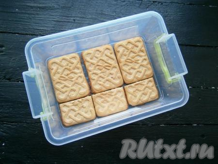 Подобрать для сборки торта подходящую форму. Я делала высокий тортик - 8 слоев, печенье у меня прямоугольное, форма (лоток для пищевых продуктов) размером 18х12 см, высотой 7 см. Попробовать уложить печенье, у меня получилось 3 целых и 3 половинки.