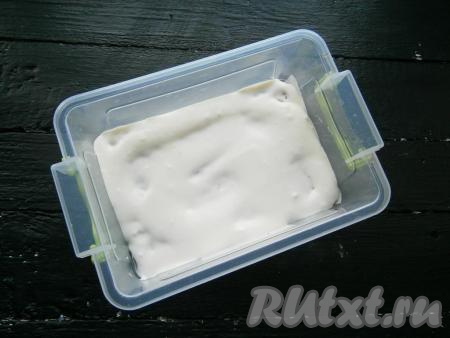 Смазать щедро кремом.