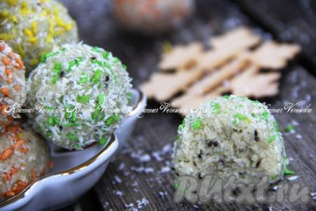 Вот такие вкусные и яркие конфетки получились. Я переложила конфеты в пластиковый бокс с крышкой и хранила в холодильнике. Конфеты из кокосовой стружки и киви, наверняка, понравятся всей семье, попробуйте!