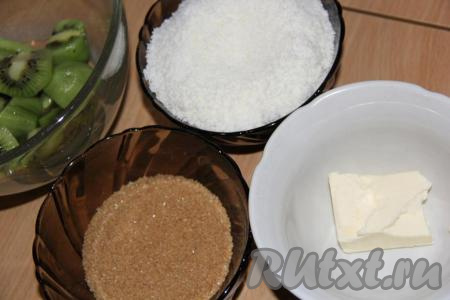 Подготовить продукты. Сливочное масло предварительно достать и дать ему полежать при комнатной температуре до размягчения (можно размягчить и в микроволновке). Киви очистить от кожуры.