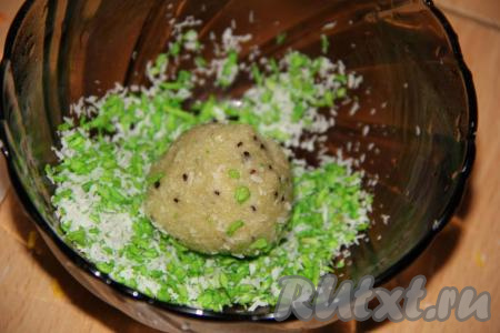 Обвалять шарики в кокосовой стружке. Я использовала цветную стружку (но подойдёт и белая стружка).