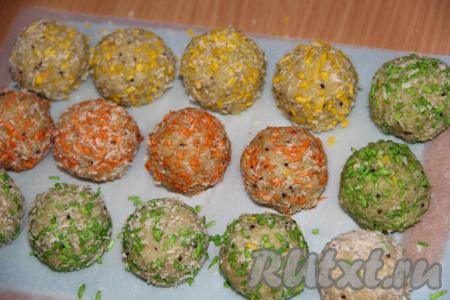 Готовые конфеты из киви и кокосовой стружки выложить на доску и убрать в морозилку на 30 минут.&nbsp;