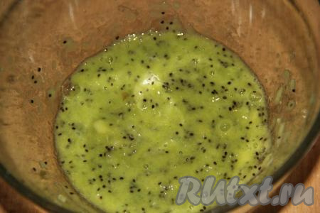 С помощью погружного блендера измельчить мякоть киви в пюре. Для приготовления конфет нам понадобится 150 грамм пюре из киви.