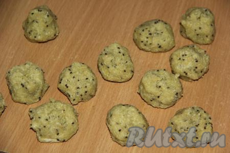 Из получившейся массы сформировать шарики величиной с грецкий орех.
