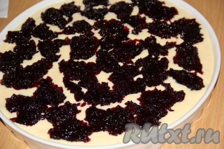 Поверх творога выложить варенье (или джем). У меня очень густой&nbsp;домашний джем, я выкладывала его небольшими порциями.