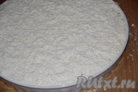 Поверх начинки из творога и джема высыпать вторую часть мучной крошки. Поставить форму с пирогом в разогретую духовку и выпекать, примерно, 45-50 минут при температуре 180 градусов.