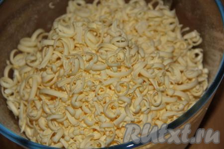 Холодный маргарин (или сливочное масло) натереть на крупной тёрке и добавить в мучную смесь.