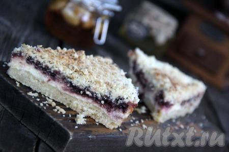 Готовый насыпной пирог с творогом и вареньем хорошо остудить, нарезать на кусочки и подать к столу. На фото видно, какая красивая эта творожная выпечка в&nbsp;разрезе. Насыпной пирог получился&nbsp;большим,&nbsp;вкусным,&nbsp;рассыпчатым, просто тающим во рту.