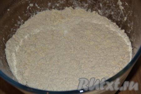 Перетереть массу в крошку. Мучная крошка получится рассыпчатой.